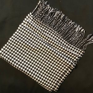 🌹 3/$15 Black & White Houndstooth Scarf
